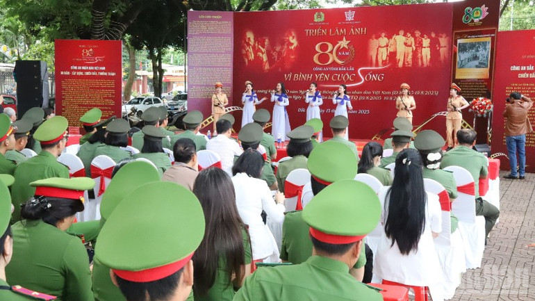 Văn nghệ chào mừng khai mạc Triển lãm ảnh tư liệu, thời sự và nghệ thuật với chủ đề “Công an Đắk Lắk–80 năm vì bình yên cuộc sống”. ndo_br_img-2867-9183.jpg