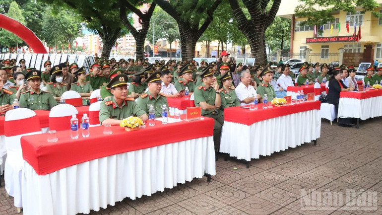 Các đại biểu dự lễ khai mạc. ndo_br_img-2866-4276.jpg