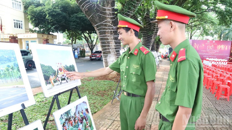 Các chiến sĩ Công an xem triển lãm. ndo_br_img-2810-5611.jpg