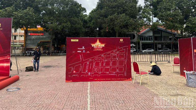 Tham gia chương trình “Cùng Việt Nam tiến bước” tại Đắk Lắk, mọi người cùng nhau đi bộ với quảng đường khoảng 2km trên một số trục đường trung tâm của phường Buôn Ma Thuột với mục tiêu lan tỏa thông điệp “Một tỷ bước chân tiến vào kỷ nguyên mới”. ndo_br_03-7989.jpg
