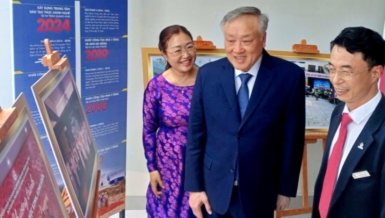 Phó Thủ tướng Thường trực Nguyễn Hòa Bình tham quan không gian triển lãm, trong đó có mô hình "Trường học thân thiện, an toàn" của Trường cao đẳng Du lịch Huế. e.jpg
