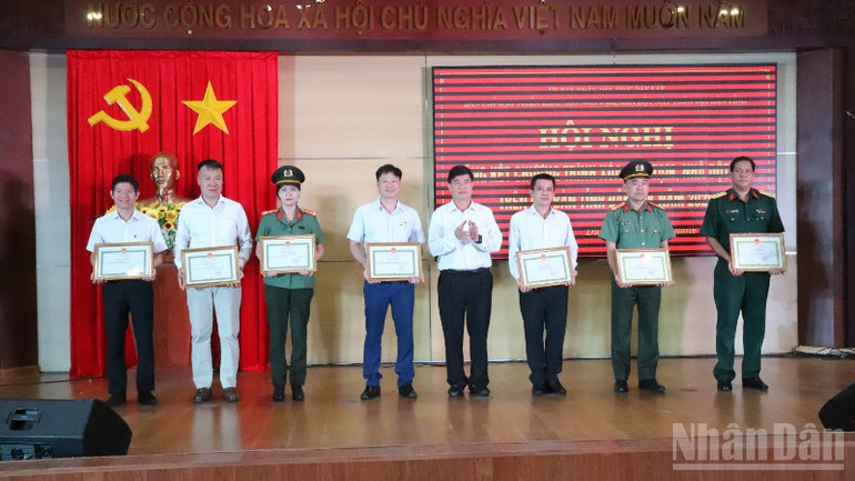 Phó Chủ tịch Ủy ban nhân dân tỉnh Đắk Lắk Nguyễn Thiên Văn tặng Bằng khen của Ủy ban nhân dân tỉnh cho các cá nhân. ndo_br_img-4561-313.jpg