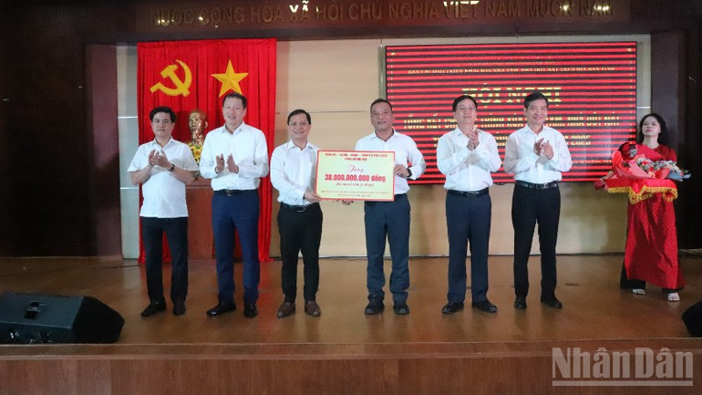 Lãnh đạo tỉnh Đồng Nai trao tặng tỉnh Đắk Lắk 38 tỷ đồng để phục vụ công tác xóa nhà tạm, nhà dột nát. ndo_br_img-4543-2878.jpg