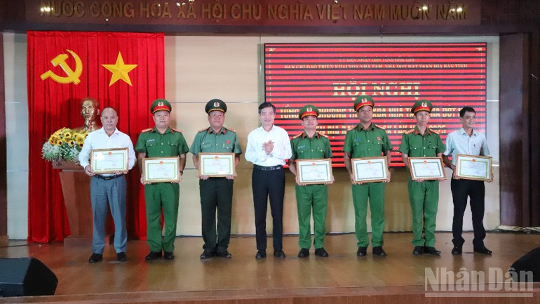 Chủ tịch Ủy ban nhân dân tỉnh Đắk Lắk Tạ Anh Tuấn tặng Bằng khen của Ủy ban nhân dân tỉnh cho các tập thể. ndo_br_img-4558-7495.jpg