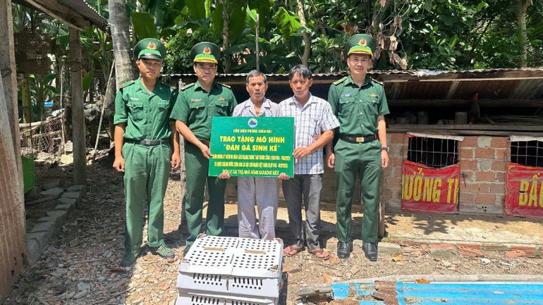 Đồn Biên phòng Xuân Đài trao mô hình “Đàn gà sinh kế” hỗ trợ các gia đình khó khăn. img-0726-7496.jpg