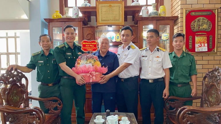 Đồn Biên phòng Tuy Hòa phối hợp với Trạm Ra đa 560, Trung đoàn 451 (Bộ Tư lệnh Vùng 4 Hải quân) đến thăm, tặng quà Anh hùng Lực lượng vũ trang nhân dân, Trung tá Hồ Đắc Thạnh. img-0728-2848.jpg