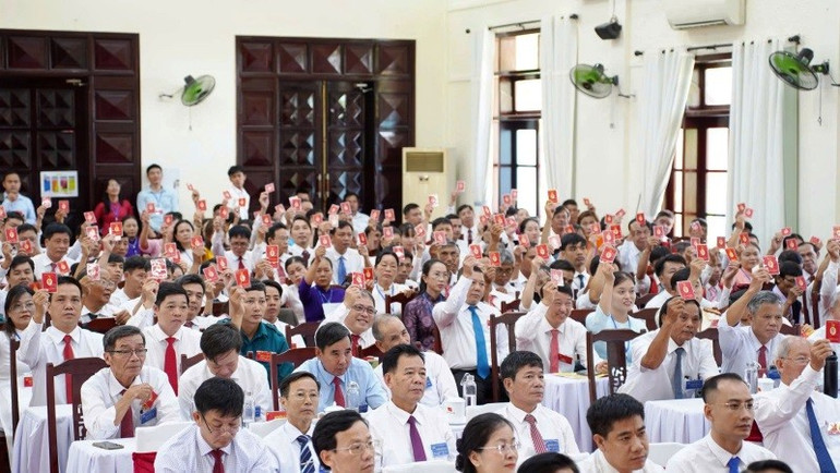 Các đại biểu tham dự Đại hội đã biểu quyết thông qua Nghị quyết Đại hội đại biểu Đảng bộ phường lần thứ I, nhiệm kỳ 2025-2030. 4.jpg