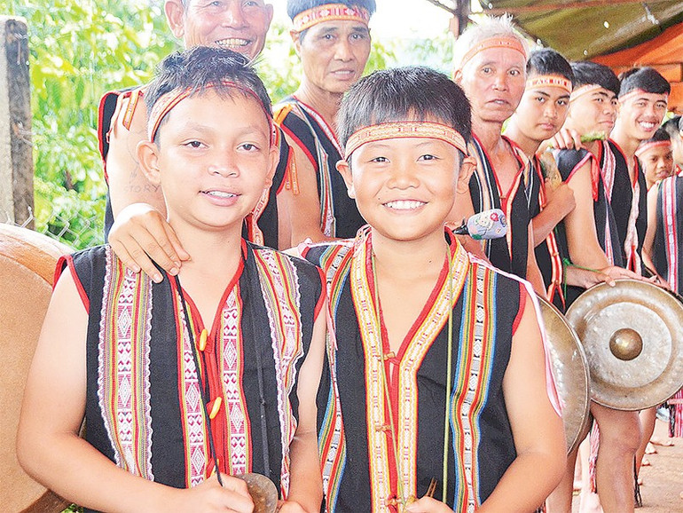 Đội cồng chiêng nhí như một mạch nguồn nối tiếp, góp phần gìn giữ, phát huy vẻ đẹp truyền thống. t1408tn13.jpg