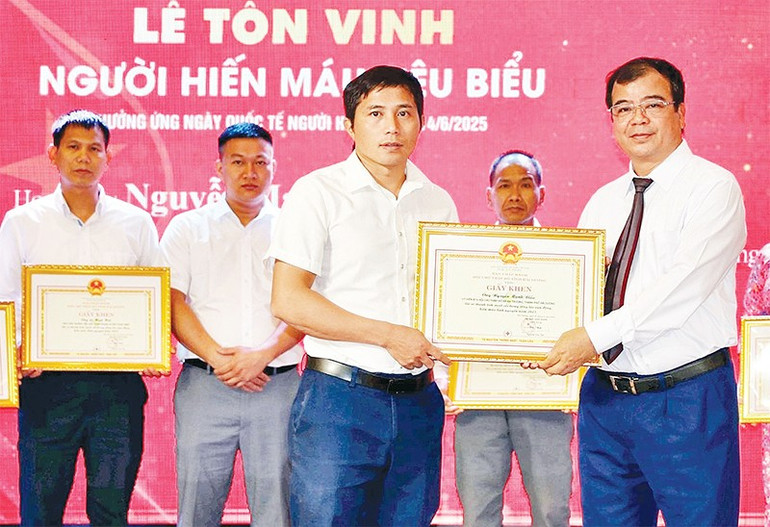 Lãnh đạo tỉnh Hải Dương vinh danh các cá nhân hiến máu tiêu biểu năm 2025. sh6.jpg