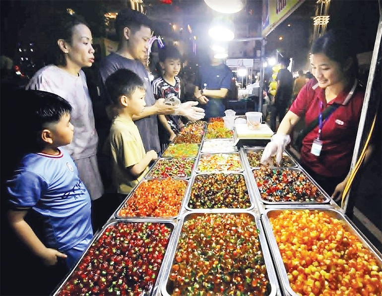 Hàng bán ô mai truyền thống thu hút đông du khách. sh14b.jpg