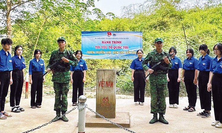 Đoàn viên, thanh niên xã Thiện Hưng tham gia chương trình "Tôi yêu Tổ quốc tôi".
