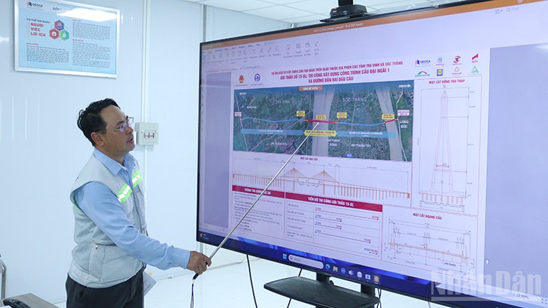 Giám đốc Ban Quản lý dự án cầu Đại Ngãi Đinh Lê Thông thông tin với đoàn công tác về tiến độ thi công dự án. ndo_br_b2.jpg