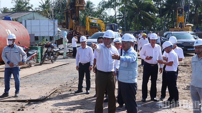 Chủ tịch Ủy ban nhân dân tỉnh Vĩnh Long Lữ Quang Ngời khảo sát tại công trường cầu Đại Ngãi 1, phía tỉnh Vĩnh Long. ndo_br_b3.jpg