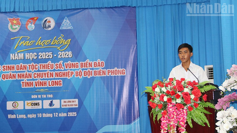 دانشآموز تاچ دو نی در این مراسم سخنرانی کرد و افکار خود را بیان کرد. ndo_tr_vu2.jpg