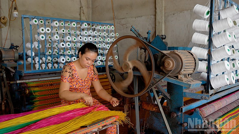Lao động làng nghề Cà Hom, Bến Bạ, xã Hàm Giang dệt chiếu bằng máy. ndo_br_lac3.jpg