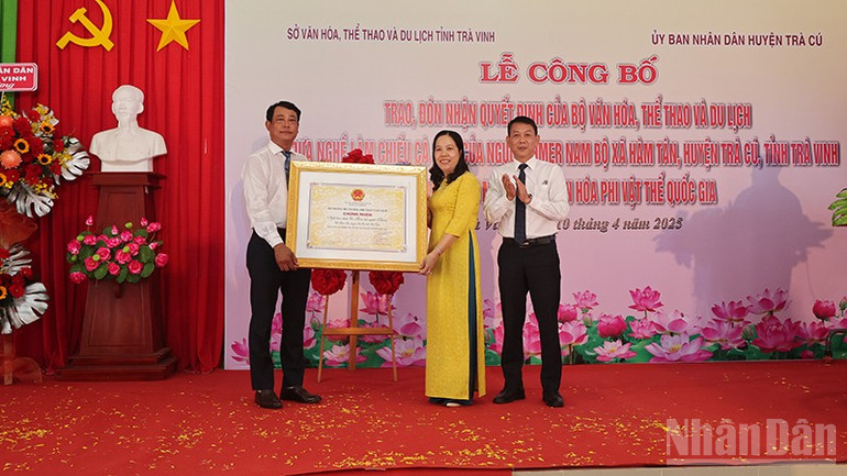 Chiếu Cà Hom, Bến Bạ, xã Hàm Giang được Bộ Văn hóa, Thể thao và Du lịch đã có quyết định đưa vào danh mục Di sản văn hóa phi vật thể quốc gia. ndo_br_lac2.jpg