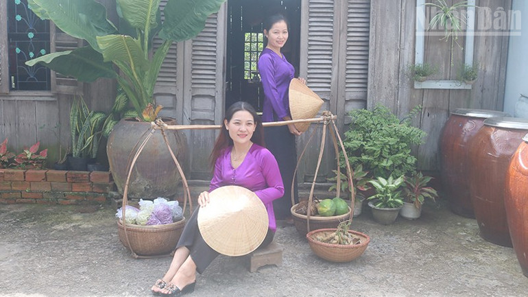 کون چیم ہیملیٹ، ہوا من کمیون میں ایک چھوٹے سے سادہ گھر کے ساتھ یادگاری تصاویر کھینچتے ہوئے۔ ndo_tr_v2.jpg