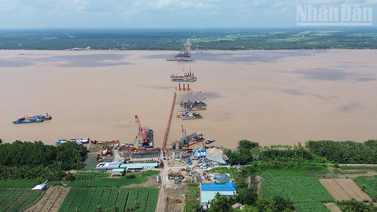 Công trình cầu Đại Ngãi 1 đang triển khai khẩn trương tại xã Lưu Nghiệp Anh, tỉnh Vĩnh Long. ndo_tr_chieu1.jpg