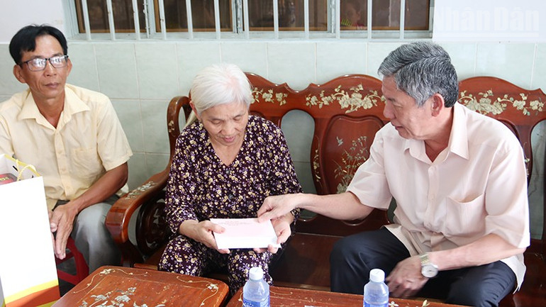 Bà Nguyễn Thị Út, Khóm 3, phường Trà Vinh nhận quà của Tỉnh ủy Vĩnh Long. ndo_tr_cuong2.jpg