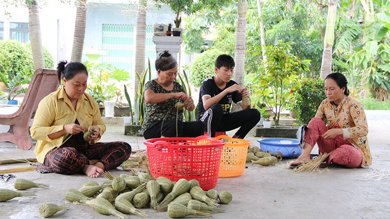 Đồng bào Khmer ấp Giồng Đình, xã Đại An đan đát bộ đồ dùng thu nhỏ có thu nhập kinh tế gia đình. ndo_tr_a3.jpg