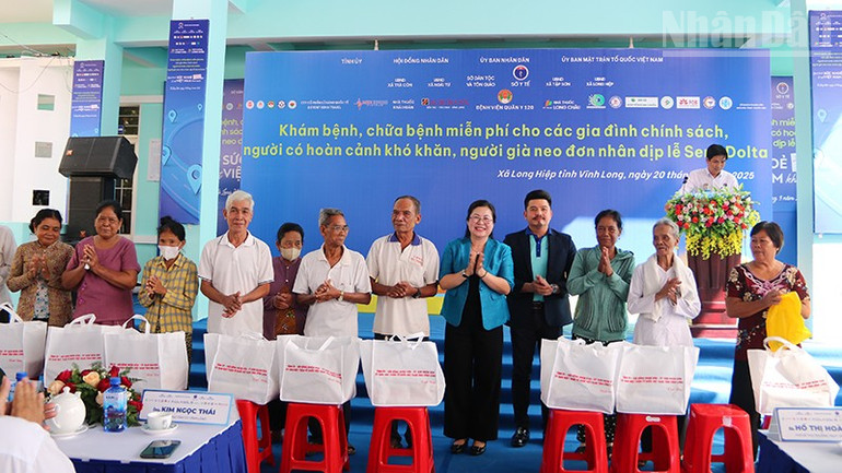 Người dân xã Long Hiệp được trao quà Sen Đolta 2025. ndo_tr_sen2.jpg