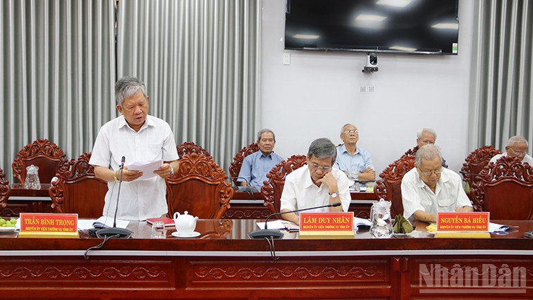 Ông Trần Bình Trọng, nguyên Ủy viên Thường vụ Tỉnh ủy (Trà Vinh cũ) góp ý tại hội nghị. ndo_br_lay2.jpg