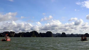 Các xuồng thuộc Phòng Cảnh sát Phòng cháy, chữa cháy và Cứu nạn, cứu hộ (Công an tỉnh Quảng Ninh) tham gia tìm kiếm khu vực trên vịnh Hạ Long. (Ảnh minh họa, nguồn: TTXVN)