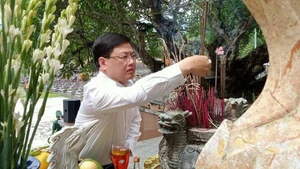 Lãnh đạo tỉnh Thanh Hóa dâng hương tưởng niệm liệt sĩ.