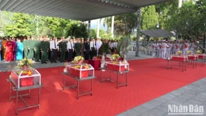 Lễ truy điệu và an táng hài cốt liệt sĩ tại Nghĩa trang Liệt sĩ Vị Xuyên.
