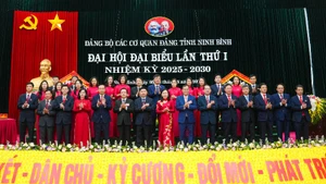 Các đồng chí Thường trực Tỉnh ủy chúc mừng Ban Chấp hành Đảng bộ các cơ quan Đảng tỉnh Ninh Bình nhiệm kỳ 2025-2030.