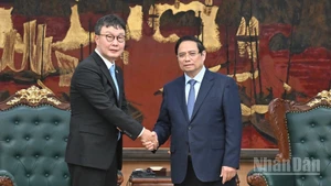 Thủ tướng Phạm Minh Chính và ông Kim Hyoung-nyon, Phó Chủ tịch Tập đoàn Dunamu. (Ảnh: Trần Hải)
