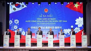 Tổng Bí thư Tô Lâm và các đại biểu thực hiện nghi thức ra mắt Tổng Lãnh sự quán Việt Nam tại thành phố Busan. (Ảnh: TTXVN)