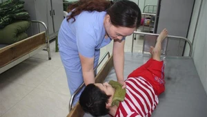 Chăm sóc cho nạn nhân chất độc da cam/dioxin. (Ảnh: TTXVN)