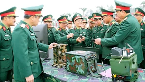Thủ trưởng Bộ Tư lệnh Quân khu 3 tham quan mô hình huấn luyện tại Lễ ra quân huấn luyện cơ quan Quân khu năm 2025. (Ảnh ĐỨC VIỆT)