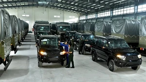 Các chiến sĩ Kho J106 tiếp nhận, kiểm tra, bảo quản xe, máy tại đơn vị. (Ảnh ĐĂNG KHOA)