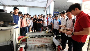 Sản phẩm Máy phay 4 trục BK CIM - CNC của Viện Cơ khí, Bộ môn Công nghệ chế tạo máy, Trường đại học Bách khoa Hà Nội trưng bày tại Triển lãm thành tựu khoa học công nghệ nhân dịp ngày thành lập trường. (Ảnh: TTXVN)