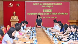 Đồng chí Nguyễn Thị Hoàng Vân, Phó Bí thư Đảng ủy các cơ quan Đảng Trung ương, Trưởng Ban Chỉ đạo 35 Đảng ủy chủ trì hội nghị. (Ảnh: Đăng Khoa)