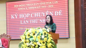 Phó Bí thư Thường trực Tỉnh ủy, Chủ tịch Hội đồng nhân dân tỉnh Đắk Lắk Cao Thị Hòa An phát biểu tại kỳ họp.