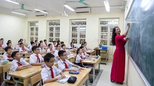 Giáo viên và học sinh Trường THCS Thăng Long, phường Ngọc Hà, Hà Nội. (Ảnh THẾ ĐẠI)