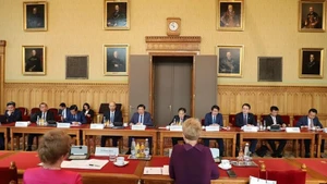 Đoàn đại biểu Đảng Cộng sản Việt Nam làm việc với Viện Kiểm sát tối cao Hungary. (Ảnh: TTXVN)