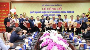 Bộ trưởng Y tế Đào Hồng Lan trao quyết định bổ nhiệm cho các Ủy viên Hội đồng Y khoa quốc gia.