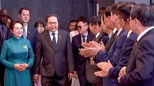 Chủ tịch Quốc hội Trần Thanh Mẫn cùng Phu nhân Nguyễn Thị Thanh Nga và Đoàn đại biểu cấp cao Việt Nam gặp mặt cán bộ Đại sứ quán, đại diện cộng đồng người Việt tại Senegal. (Ảnh: TTXVN)