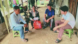 Lãnh đạo xã người dân tộc thiểu số bám địa bàn, thường xuyên tuyên truyền người dân trong xã thực hiện tốt chính sách, pháp luật của Nhà nước. (Ảnh baolaichau.vn)