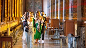 Khách du lịch tham quan Chùa Wat Pho ở Bangkok, Thái Lan. (Ảnh: THX/TTXVN)