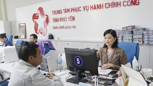 Người dân giao dịch tại Trung tâm Phục vụ hành chính công tỉnh Phú Yên. (Ảnh LỆ VĂN)