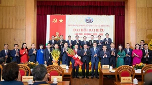 Đồng chí Trần Cẩm Tú và đồng chí Nguyễn Trọng Nghĩa chúc mừng Ban Chấp hành Đảng bộ cơ quan Ban Tuyên giáo và Dân vận Trung ương nhiệm kỳ 2025-2030. (Ảnh: SƠN TÙNG)