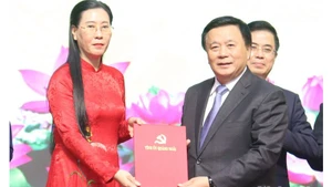 Đồng chí Nguyễn Xuân Thắng, Ủy viên Bộ Chính trị, Giám đốc Học viện Chính trị Quốc gia Hồ Chí Minh, Chủ tịch Hội đồng Lý luận Trung ương trao Quyết định của Bộ Chính trị về việc thành lập Đảng bộ tỉnh Quảng Ngãi cho Bí thư Tỉnh ủy Quảng Ngãi Bùi Thị Quỳnh Vân. 