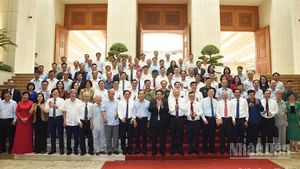 Thủ tướng Chính phủ Phạm Minh Chính và lãnh đạo, nguyên lãnh đạo các cơ quan thông tấn báo chí, các nhà báo lão thành tham dự buổi gặp mặt. (Ảnh: Trần Hải)