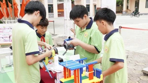 Học sinh Trường trung học cơ sở Hoàng Văn Thụ, phường Lương Văn Tri, tỉnh Lạng Sơn say mê nghiên cứu mô hình rô-bốt.