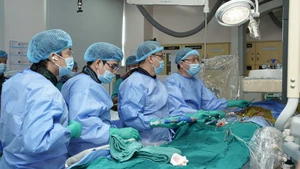 Phó Giáo sư, Tiến sĩ, bác sĩ Nguyễn Hoàng Định, Phó Giám đốc Bệnh viện thực hiện kỹ thuật thay van động mạch chủ qua đường ống thông.